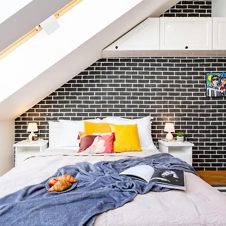 Days - Two Bedroom With Parking, Balcony, Grill & Projector *