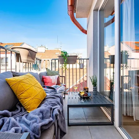 Days - Two Bedroom With Parking, Balcony, Grill, Projector & Netflix