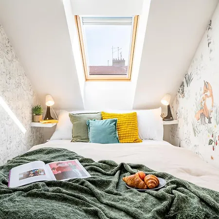 Days - Two Bedroom With Parking, Balcony, Grill & Projector * Praha