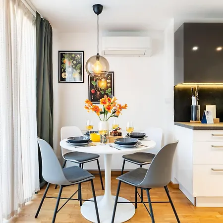 Days - Two Bedroom With Parking, Balcony, Grill & Projector * Praha