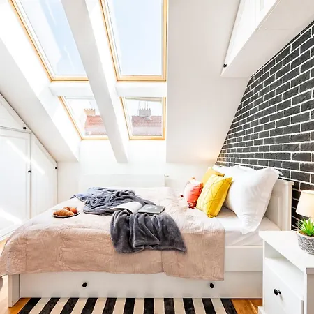 Days - Two Bedroom With Parking, Balcony, Grill & Projector *