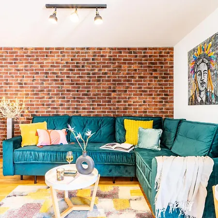 Days - Two Bedroom With Parking, Balcony, Grill & Projector Apartmán