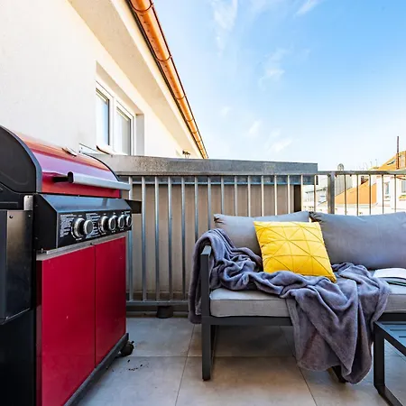 Days - Two Bedroom With Parking, Balcony, Grill & Projector