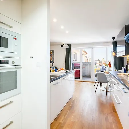Days - Two Bedroom With Parking, Balcony, Grill, Projector & Netflix *